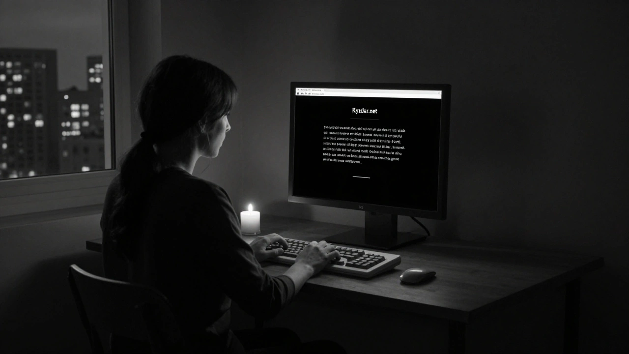 Человек пишет историю на сайте Kyzdar.net — только текст, ни логина, ни фотографий, только свеча и экран.