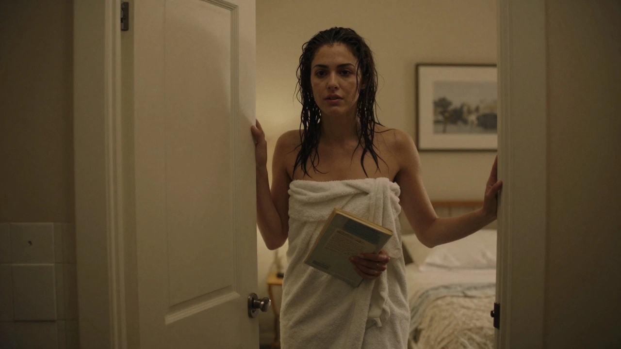 Женщина после душа в полотенце, держащая книгу в тёплой комнате без фильтров.